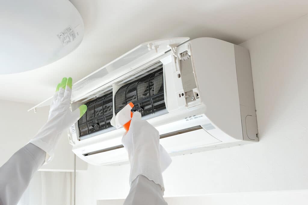 Nettoyage et entretien d'une climatisation murale à Nice